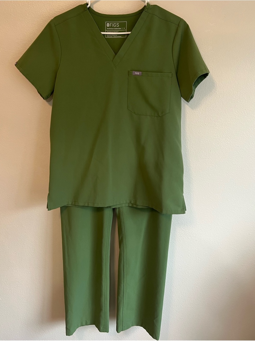 FIGS Scrubs Set. Woman’s Olive Green. Both Size SMALL💚